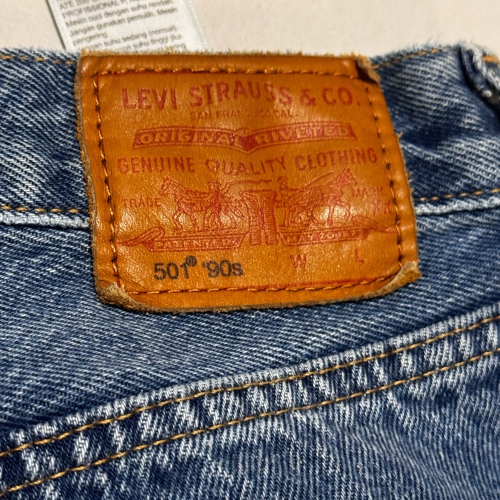 Levi’s 501 90’s Distressed Denim Shorts Women’s Size 31 - Picture 9 of 11